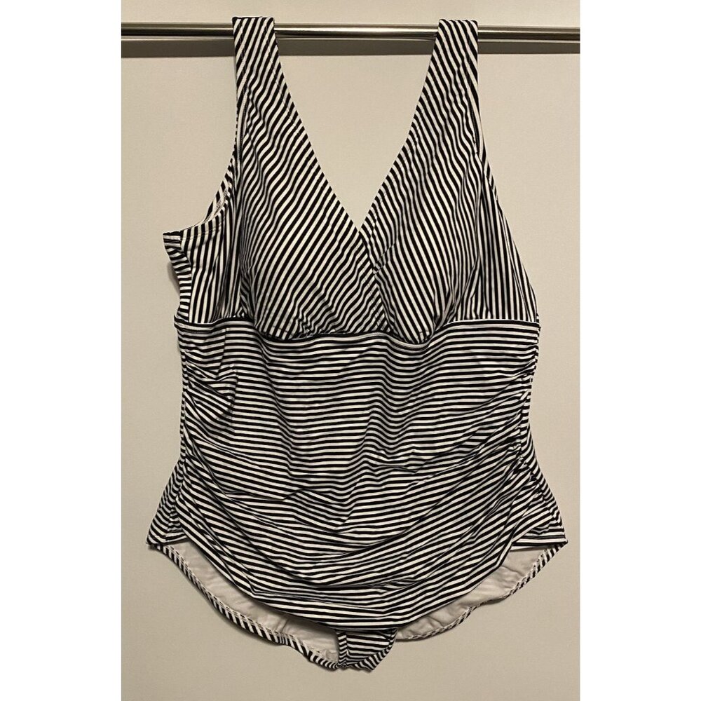 Embrace Your Curves Women's 3X Slimming Black & White Stripe Swimsuit NEW NWT